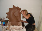 Fiona aan het sculpteren